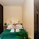 Maya's Flats & 35 - Chlebnicka Street, Old Apartman *