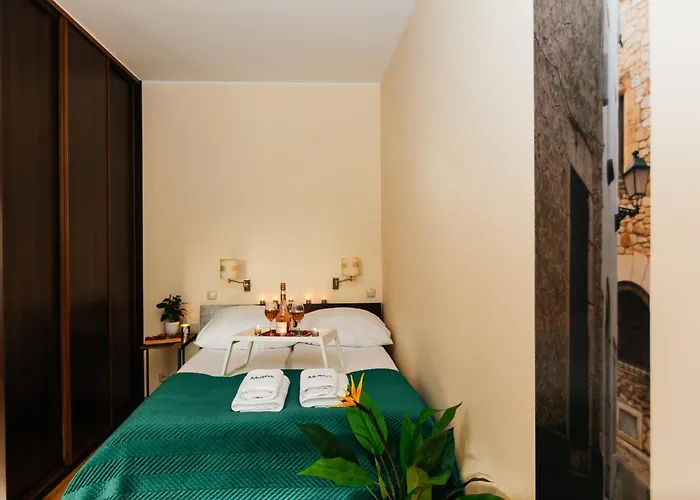 Maya's Flats & 35 - Chlebnicka Street, Old Lejlighed *